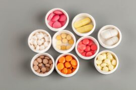 Various dietary supplements in small dishes